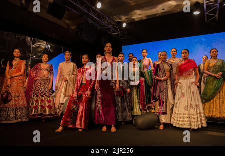 Neu-Delhi, Indien. 27.. Juli 2022. Models präsentieren Kreationen des indischen Designers Anju Modi während der FDCI India Couture Week in Neu-Delhi, Indien, 27. Juli 2022. Quelle: Javed Dar/Xinhua/Alamy Live News Stockfoto