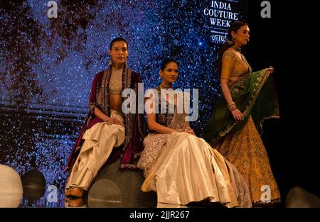 Neu-Delhi, Indien. 27.. Juli 2022. Models präsentieren Kreationen des indischen Designers Anju Modi während der FDCI India Couture Week in Neu-Delhi, Indien, 27. Juli 2022. Quelle: Javed Dar/Xinhua/Alamy Live News Stockfoto