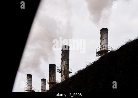 Industrierauchstapel, die Rauch aus einem Zaun schadstofffrei machen Stockfoto