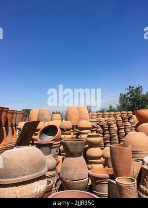 Stapel von verschiedenen Terrakotta-Töpfen für Pflanzen zum Verkauf in einem Gartengeschäft. Stockfoto