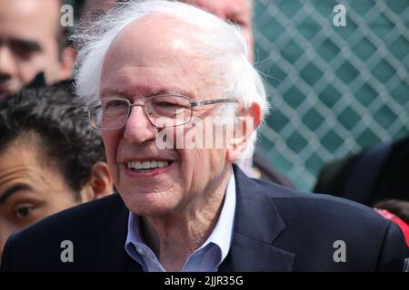 Bernie Sanders spricht am 24. 2022. April vor der Amazon Labour Union auf Staten Island Credit: Katie Godowski / MediaPunch Stockfoto