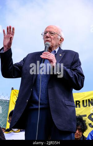 Bernie Sanders spricht am 24. 2022. April vor der Amazon Labour Union auf Staten Island Credit: Katie Godowski / MediaPunch Stockfoto