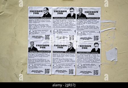 Wenige Plakat gewidmet der Freiheit der weißrussischen politischen Gefangenen in Belarus in Vilnius, Litauen.. Stockfoto