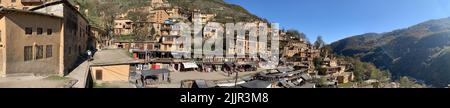 Ein Panoramablick auf das historische Dorf Masuleh an einem sonnigen Tag Stockfoto