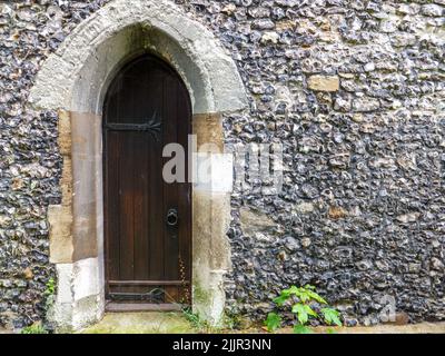 Eine alte Holztür in der historischen St. Mary the Virgin Church in Harmondsworth, Hillingdon, Middlesex, London, England, VEREINIGTES KÖNIGREICH. Stockfoto