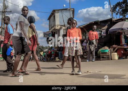 Die Bewohner gehen an den belebten Straßen in Kibera Slum, Nairobi, vorbei. Leben in Kibera Afrikas größtem Slum. (Foto von Donwilson Odhiambo / SOPA Images/Sipa USA) Stockfoto