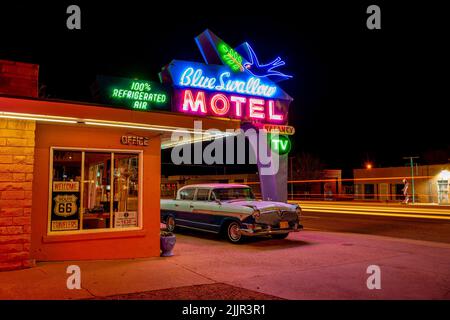 Das Blue Swallow Motel mit geparktem Oldtimer in Tucumcari, New Mexico Stockfoto