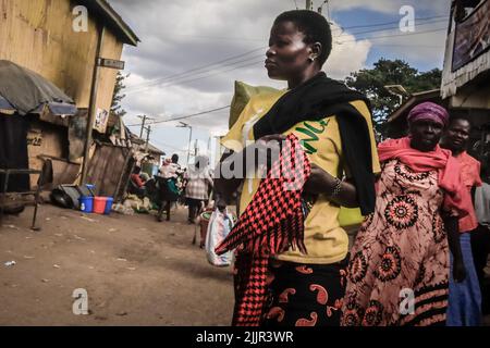 Nairobi, Kenia. 30.. Juni 2022. Die Bewohner gehen an den belebten Straßen im Kibera Slum in Nairobi, Kenia, vorbei. Leben in Kibera Afrikas größtem Slum. (Foto von Donwilson Odhiambo/SOPA Images/Sipa USA) Quelle: SIPA USA/Alamy Live News Stockfoto