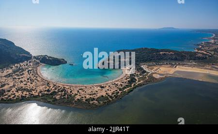 Luftpanorama des berühmten halbrunden Sandstrands und der Lagune von Voidokilia in Messenia, Griechenland, Europa Stockfoto