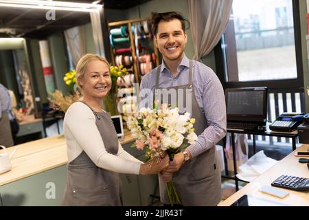 Kleines Familienunternehmen, das frische Blumen verkauft Stockfoto
