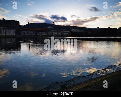 Der See Lille Lungegaardsvannet unter einem strahlenden Himmel in Bergen, Norwegen Stockfoto