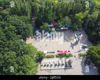 (ANMERKUNG DER REDAKTION: Bild aufgenommen mit Drohne)Blick von der Drohne militärischer Ausrüstung aus dem Zweiten Weltkrieg. Das Denkmal der heldenhaften Verteidigung Odessas der Küstenbatterie von 411. ist ein Gedenkkomplex, der der heldenhaften Verteidigung Odessas während des Großen Vaterländischen Krieges gewidmet ist. Der Gedenkkomplex umfasst ein Museum, eine Open-Air-Ausstellung mit militärischer Ausrüstung, eine Küstenverteidigungsbatterie und einen großen Park, der mit Eichen bepflanzt ist. Stockfoto