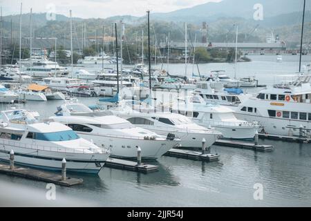 Eine weiße Linie von Yachten in der Subic Bay im Wasser in Olongapo City, Philippinen Stockfoto