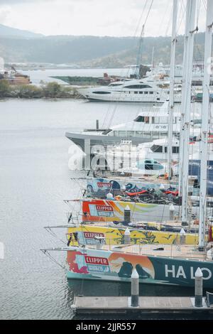 Eine vertikale Aufnahme einer Reihe von Yachten in der Subic Bay im Wasser in Olongapo City, Philippinen Stockfoto