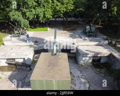 Odessa, Ukraine. 22.. Juni 2021. (ANMERKUNG DER REDAKTION: Bild aufgenommen mit Drohne)Gesamtansicht der Küstenpistole aus dem Zweiten Weltkrieg Das Denkmal der heldenhaften Verteidigung Odessas der Küstenbatterie von 411. ist ein Gedenkkomplex, der der heldenhaften Verteidigung Odessas während des Großen Vaterländischen Krieges gewidmet ist. Der Gedenkkomplex umfasst ein Museum, eine Open-Air-Ausstellung mit militärischer Ausrüstung, eine Küstenverteidigungsbatterie und einen großen Park, der mit Eichen bepflanzt ist. (Foto: Viacheslav Onyshchenko/SOPA Images/Sipa USA) Quelle: SIPA USA/Alamy Live News Stockfoto