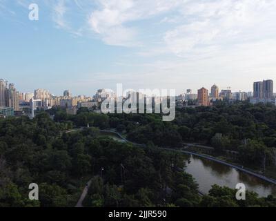 19. Juni 2021, Odessa, Odes'ka Oblast'', Ukraine: (ANMERKUNG DER REDAKTION: Bild aufgenommen mit Drohne). Der Victory Park (ehemals Lenin Park) ist ein Parkdenkmal der Landschaftsgärtnerkunst in Odessa. Autor ist der Landschaftsarchitekt aus Odessa, Maxim Yakovlewitsch Sereda. (Bild: © Viacheslav Onyshchenko/SOPA Images via ZUMA Press Wire) Stockfoto