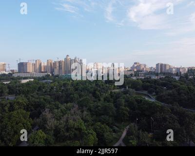 19. Juni 2021, Odessa, Odes'ka Oblast'', Ukraine: (ANMERKUNG DER REDAKTION: Bild aufgenommen mit Drohne). Der Victory Park (ehemals Lenin Park) ist ein Parkdenkmal der Landschaftsgärtnerkunst in Odessa. Autor ist der Landschaftsarchitekt aus Odessa, Maxim Yakovlewitsch Sereda. (Bild: © Viacheslav Onyshchenko/SOPA Images via ZUMA Press Wire) Stockfoto