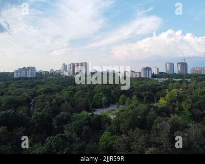 19. Juni 2021, Odessa, Odes'ka Oblast'', Ukraine: (ANMERKUNG DER REDAKTION: Bild aufgenommen mit Drohne). Der Victory Park (ehemals Lenin Park) ist ein Parkdenkmal der Landschaftsgärtnerkunst in Odessa. Autor ist der Landschaftsarchitekt aus Odessa, Maxim Yakovlewitsch Sereda. (Bild: © Viacheslav Onyshchenko/SOPA Images via ZUMA Press Wire) Stockfoto
