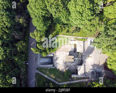 Odessa, Ukraine. 22.. Juni 2021. (ANMERKUNG DER REDAKTION: Bild aufgenommen mit Drohne)Gesamtansicht der Küstenpistole aus dem Zweiten Weltkrieg Das Denkmal der heldenhaften Verteidigung Odessas der Küstenbatterie von 411. ist ein Gedenkkomplex, der der heldenhaften Verteidigung Odessas während des Großen Vaterländischen Krieges gewidmet ist. Der Gedenkkomplex umfasst ein Museum, eine Open-Air-Ausstellung mit militärischer Ausrüstung, eine Küstenverteidigungsbatterie und einen großen Park, der mit Eichen bepflanzt ist. (Foto: Viacheslav Onyshchenko/SOPA Images/Sipa USA) Quelle: SIPA USA/Alamy Live News Stockfoto