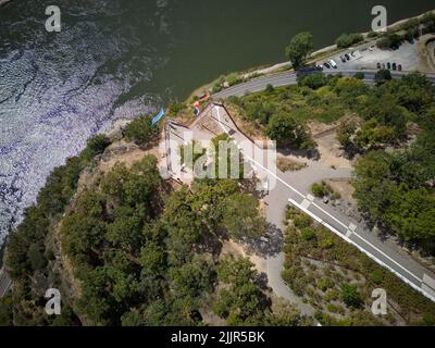 St.Goarshausen, Deutschland. 27.. Juli 2022. Das Loreley-Hochplateau hoch über dem Rhein bei St.Goarshausen (Luftaufnahme mit Drohne). Die Gemeinde Loreley will Ausflüglern wieder eine Loreley-Statue auf dem Loreley-Felsen anbieten. Deshalb hat es einen Wettbewerb von Künstlern gestartet.(zu dpa: Inflation der Loreley-Statuen - Schönheitskur geht weiter). Quelle: Thomas Frey/dpa/Alamy Live News Stockfoto