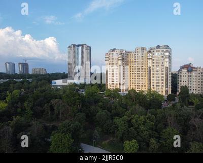 19. Juni 2021, Odessa, Odes'ka Oblast'', Ukraine: (ANMERKUNG DER REDAKTION: Aufnahme mit Drohne) Gesamtansicht des Victory Parks und der Hochhäuser. Der Victory Park (ehemals Lenin Park) ist ein Parkdenkmal der Landschaftsgärtnerkunst in Odessa. Autor ist der Landschaftsarchitekt aus Odessa, Maxim Yakovlewitsch Sereda. (Bild: © Viacheslav Onyshchenko/SOPA Images via ZUMA Press Wire) Stockfoto