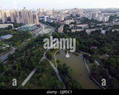 19. Juni 2021, Odessa, Odes'ka Oblast'', Ukraine: (ANMERKUNG DER REDAKTION: Aufnahme mit Drohne) Gesamtansicht des Victory Parks und einer großen Anzahl von Hochhäusern. Der Victory Park (ehemals Lenin Park) ist ein Parkdenkmal der Landschaftsgärtnerkunst in Odessa. Autor ist der Landschaftsarchitekt aus Odessa, Maxim Yakovlewitsch Sereda. (Bild: © Viacheslav Onyshchenko/SOPA Images via ZUMA Press Wire) Stockfoto