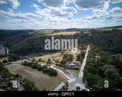 St.Goarshausen, Deutschland. 27.. Juli 2022. Das Loreley-Hochplateau hoch über dem Rhein bei St.Goarshausen (Luftaufnahme mit Drohne). Die Gemeinde Loreley will Ausflüglern wieder eine Loreley-Statue auf dem Loreley-Felsen anbieten. Deshalb hat es einen Wettbewerb von Künstlern gestartet.(zu dpa: Inflation der Loreley-Statuen - Schönheitskur geht weiter). Quelle: Thomas Frey/dpa/Alamy Live News Stockfoto