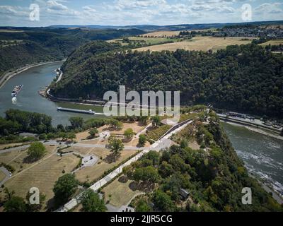 St.Goarshausen, Deutschland. 27.. Juli 2022. Das Loreley-Hochplateau hoch über dem Rhein bei St.Goarshausen (Luftaufnahme mit Drohne). Die Gemeinde Loreley will Ausflüglern wieder eine Loreley-Statue auf dem Loreley-Felsen anbieten. Deshalb hat es einen Wettbewerb von Künstlern gestartet.(zu dpa: Inflation der Loreley-Statuen - Schönheitskur geht weiter). Quelle: Thomas Frey/dpa/Alamy Live News Stockfoto