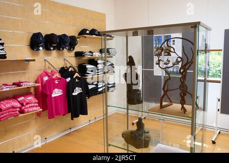 St.Goarshausen, Deutschland. 27.. Juli 2022. Drei Entwürfe für eine Loreley-Statue stehen im Loreley Rock Visitor Center unter den Merchandise-Artikeln. Die Loreley-Gemeinde will Ausflüglern auf dem Loreley-Felsen wieder eine Loreley-Statue anbieten. Deshalb hat es einen Wettbewerb von Künstlern gestartet.(zu dpa: Inflation der Loreley-Statuen - Schönheitskur geht weiter). Quelle: Thomas Frey/dpa/Alamy Live News Stockfoto