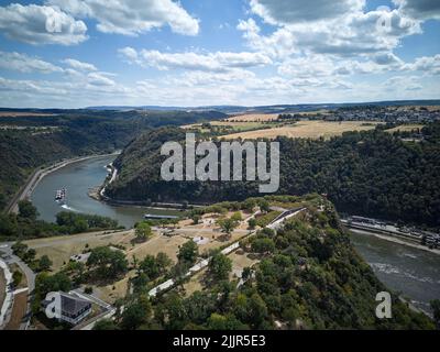 St.Goarshausen, Deutschland. 27.. Juli 2022. Das Loreley-Hochplateau hoch über dem Rhein bei St.Goarshausen (Luftaufnahme mit Drohne). Die Gemeinde Loreley will Ausflüglern wieder eine Loreley-Statue auf dem Loreley-Felsen anbieten. Deshalb hat es einen Wettbewerb von Künstlern gestartet.(zu dpa: Inflation der Loreley-Statuen - Schönheitskur geht weiter). Quelle: Thomas Frey/dpa/Alamy Live News Stockfoto