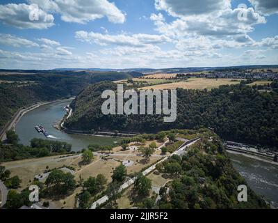 St.Goarshausen, Deutschland. 27.. Juli 2022. Das Loreley-Hochplateau hoch über dem Rhein bei St.Goarshausen (Luftaufnahme mit Drohne). Die Gemeinde Loreley will Ausflüglern wieder eine Loreley-Statue auf dem Loreley-Felsen anbieten. Deshalb hat es einen Wettbewerb von Künstlern gestartet.(zu dpa: Inflation der Loreley-Statuen - Schönheitskur geht weiter). Quelle: Thomas Frey/dpa/Alamy Live News Stockfoto