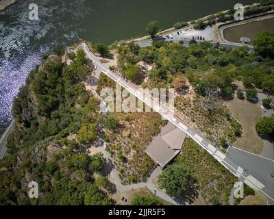 St.Goarshausen, Deutschland. 27.. Juli 2022. Das Loreley-Hochplateau hoch über dem Rhein bei St.Goarshausen (Luftaufnahme mit Drohne). Die Gemeinde Loreley will Ausflüglern wieder eine Loreley-Statue auf dem Loreley-Felsen anbieten. Deshalb hat es einen Wettbewerb von Künstlern gestartet.(zu dpa: Inflation der Loreley-Statuen - Schönheitskur geht weiter). Quelle: Thomas Frey/dpa/Alamy Live News Stockfoto