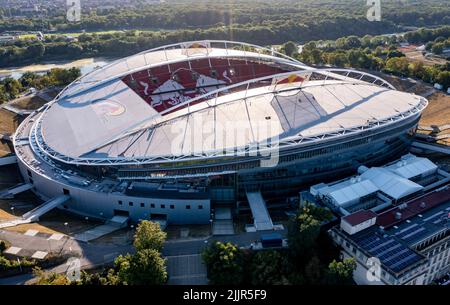 27. Juli 2022, Sachsen, Leipzig: Blick auf die Red Bull Arena, jetzt komplett mit roten Sitzen ausgestattet. Beim Supercup zwischen RB Leipzig und dem FC Bayern München am kommenden Samstag (30. Juli) wird erstmals eine App des Telekommunikationsdienstleisters Vodafone und der Deutschen Fußball-Liga (DFL) in großem Maßstab getestet. 1000 Fußballfans im Stadion können auf ihren Smartphones Live-Informationen in der sogenannten Augmented Reality (AR) abrufen. So können sie beispielsweise jederzeit genau sehen, wie schnell der Spieler über das Spielfeld läuft. (Luftaufnahme mit Drohne) Foto: Jan Woit Stockfoto