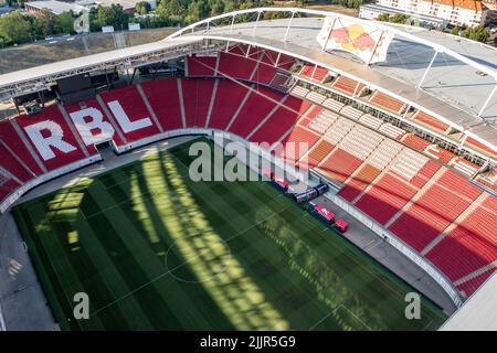 27. Juli 2022, Sachsen, Leipzig: Blick auf die Red Bull Arena, jetzt komplett mit roten Sitzen ausgestattet. Beim Supercup zwischen RB Leipzig und dem FC Bayern München am kommenden Samstag (30. Juli) wird erstmals eine App des Telekommunikationsdienstleisters Vodafone und der Deutschen Fußball-Liga (DFL) in großem Maßstab getestet. 1000 Fußballfans im Stadion können auf ihren Smartphones Live-Informationen in der sogenannten Augmented Reality (AR) abrufen. So können sie beispielsweise jederzeit genau sehen, wie schnell der Spieler über das Spielfeld läuft. (Luftaufnahme mit Drohne) Foto: Jan Woit Stockfoto