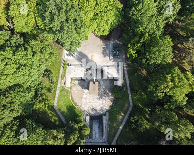 22. Juni 2021, Odessa, Odes'ka Oblast'', Ukraine: (ANMERKUNG DER REDAKTION: Bild aufgenommen mit Drohne) Das Denkmal der heldenhaften Verteidigung Odessas der Küstenbatterie von 411. ist ein Gedenkkomplex, der der heldenhaften Verteidigung Odessas während des Großen Vaterländischen Krieges gewidmet ist. Der Gedenkkomplex umfasst ein Museum, eine Open-Air-Ausstellung mit militärischer Ausrüstung, eine Küstenverteidigungsbatterie und einen großen Park, der mit Eichen bepflanzt ist. (Bild: © Viacheslav Onyshchenko/SOPA Images via ZUMA Press Wire) Stockfoto