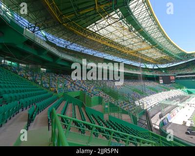 Das berühmte Jose Alvalade Stadion mit grünen und farbenfrohen Sitzen in Lissabon, Portugal unter blauem Himmel Stockfoto