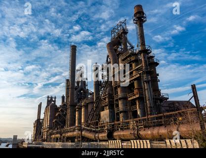 Ein niedriger Winkel aus Stahlstapeln des alten Bethlehem Steel in Bethlehem PA Stockfoto