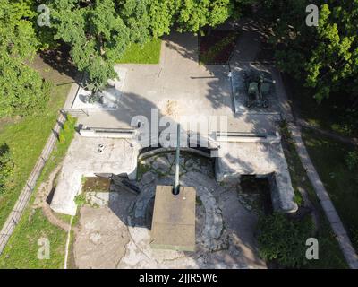 22. Juni 2021, Odessa, Odes'ka Oblast'', Ukraine: (ANMERKUNG DER REDAKTION: Bild aufgenommen mit Drohne) Das Denkmal der heldenhaften Verteidigung Odessas der Küstenbatterie von 411. ist ein Gedenkkomplex, der der heldenhaften Verteidigung Odessas während des Großen Vaterländischen Krieges gewidmet ist. Der Gedenkkomplex umfasst ein Museum, eine Open-Air-Ausstellung mit militärischer Ausrüstung, eine Küstenverteidigungsbatterie und einen großen Park, der mit Eichen bepflanzt ist. (Bild: © Viacheslav Onyshchenko/SOPA Images via ZUMA Press Wire) Stockfoto