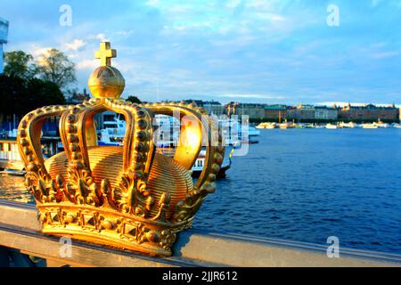 Skeppsholmsbron (Skeppsholm Brücke) mit seiner berühmten goldenen Krone In Stockholm, Schweden Stockfoto