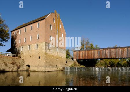 Die historische Bollinger Mill und Burfordville Wooden Covered Bridge in Burfordville, Missouri Stockfoto