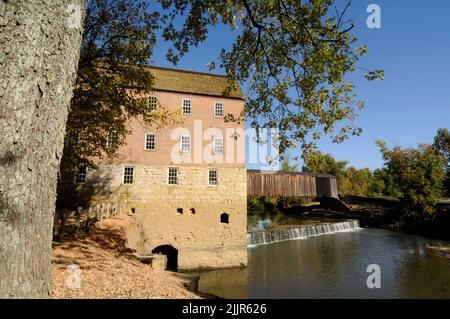 Die historische Bollinger Mill und Burfordville Wooden Covered Bridge in Burfordville, Missouri Stockfoto