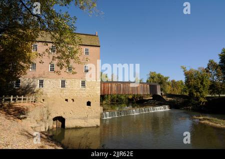 Die historische Bollinger Mill und Burfordville Wooden Covered Bridge in Burfordville, Missouri Stockfoto