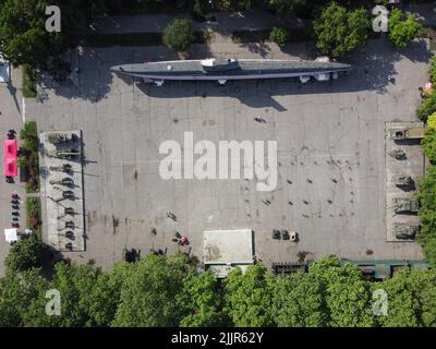 22. Juni 2021, Odessa, Odes'ka Oblast'', Ukraine: (ANMERKUNG DER REDAKTION: Bild aufgenommen mit Drohne) Gesamtansicht des U-Bootes M-296 der Malyutka-Serie sowie der militärischen Ausrüstung und Waffen der Armee während des Zweiten Weltkriegs. Das Denkmal der heldenhaften Verteidigung Odessas der Küstenbatterie von 411. ist ein Gedenkkomplex, der der heldenhaften Verteidigung Odessas während des Großen Vaterländischen Krieges gewidmet ist. Der Gedenkkomplex umfasst ein Museum, eine Open-Air-Ausstellung mit militärischer Ausrüstung, eine Küstenverteidigungsbatterie und einen großen Park, der mit Eichen bepflanzt ist. (Bild: © Viacheslav Onyshchenko/SOPA Bilder via Stockfoto