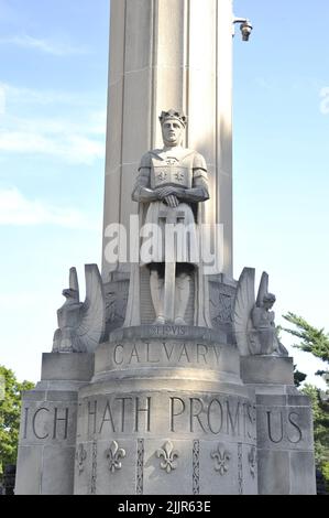 Eine vertikale Aufnahme des Standbilds am Calvary Cemetery in Saint Louis, Missouri Stockfoto