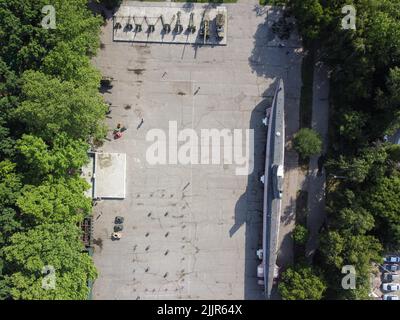 22. Juni 2021, Odessa, Odes'ka Oblast'', Ukraine: (ANMERKUNG DER REDAKTION: Bild aufgenommen mit Drohne) Gesamtansicht des U-Bootes M-296 der Malyutka-Serie sowie der militärischen Ausrüstung und Waffen der Armee während des Zweiten Weltkriegs. Das Denkmal der heldenhaften Verteidigung Odessas der Küstenbatterie von 411. ist ein Gedenkkomplex, der der heldenhaften Verteidigung Odessas während des Großen Vaterländischen Krieges gewidmet ist. Der Gedenkkomplex umfasst ein Museum, eine Open-Air-Ausstellung mit militärischer Ausrüstung, eine Küstenverteidigungsbatterie und einen großen Park, der mit Eichen bepflanzt ist. (Bild: © Viacheslav Onyshchenko/SOPA Bilder via Stockfoto