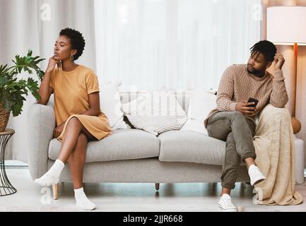 Manchmal braucht man nur etwas Platz. Ein junges Paar, das zu Hause einen Streit führt. Stockfoto