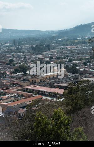 Ein Blick aus der Vogelperspektive auf das Stadtbild von Antigua, Guatemala Stockfoto