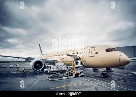 Eine Aufnahme eines Etihad Airways Boeing 787 Dreamliners, der am Flughafen Dublin geparkt ist Stockfoto