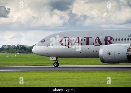 Seitenansicht eines Qatar Airways Boeing 787 Dreamliners auf der Start- und Landebahn am Flughafen Dublin Stockfoto