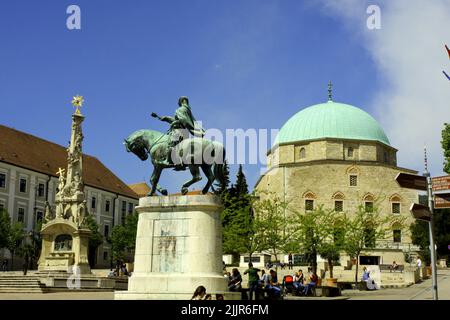 PECS, UNGARN szechenyi Platz in Pecs mit Moschee, Südungarn. Pecs ist die zweitgrößte Stadt Ungarns und war Kulturhauptstadt Europas Stockfoto